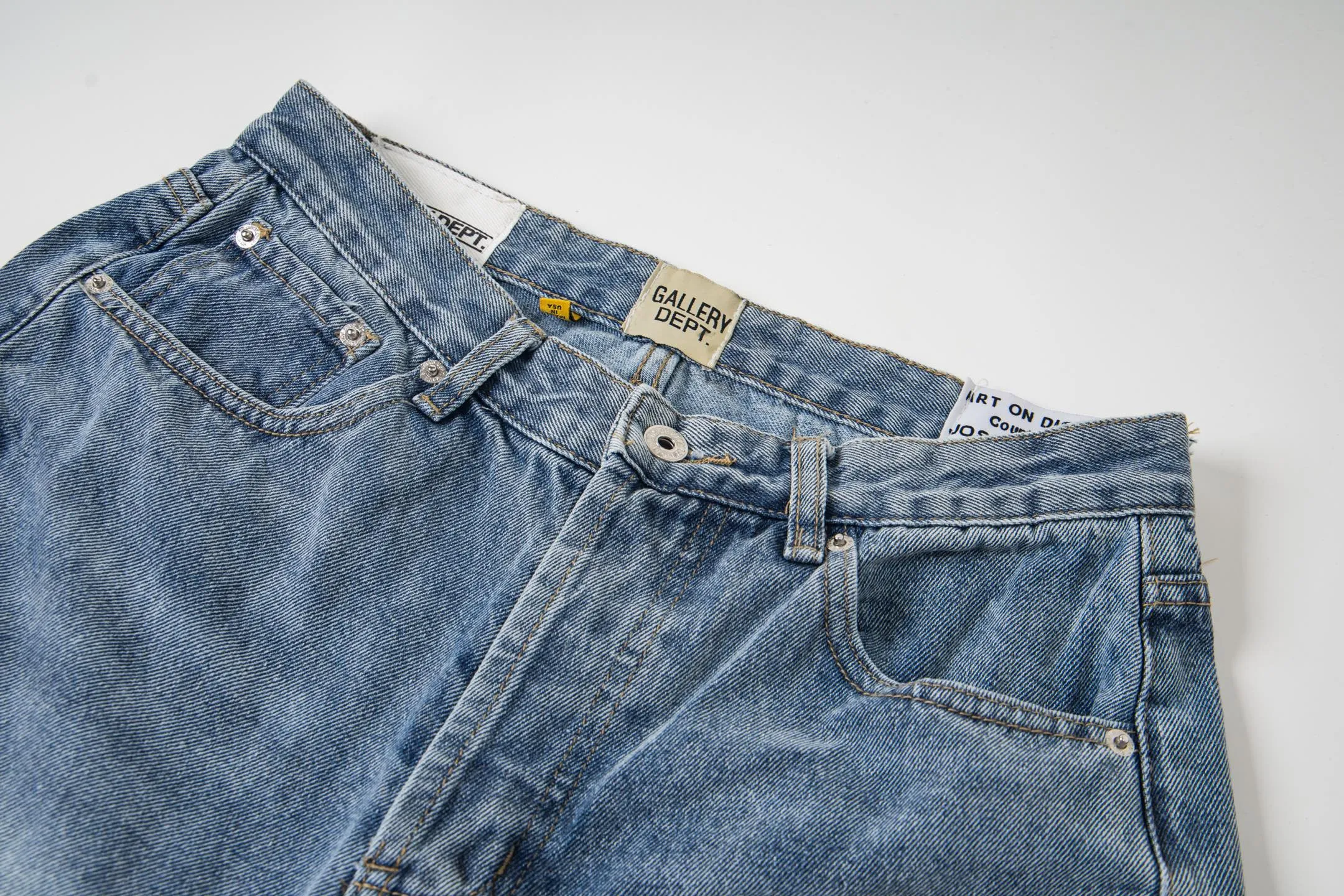 P240 Chrome Hearts Gallery co-branded limited-edition cross-flared flared jeans are a hot item this season and are sought after by countless celebrities and fashionistas. The neat details of the cutting process add color to the playful fashion! The neat and meticulous design, and the well-fitting structure is unique. The upper body not only has outstanding recognition, but also looks younger and younger. A style with the ultimate wearing meaning and performance, gorgeous color matching, and the craftsmanship of this style is also extremely extraordinary. After the finished product is washed, it is disassembled and hand-made with sheepskin cross leather and then spliced ​​together to complete. The whole piece has too many craftsmanship to describe. It is decorated with patchwork cross flowers and high-waisted washed jeans! ! Absolutely high-end luxury product, a god-level single product, a super popular product, made by top heavy industry, a magic weapon that cannot be missed to hit the streets. Style number: 1843 Size: 28 30 32 34 36 Color: blue